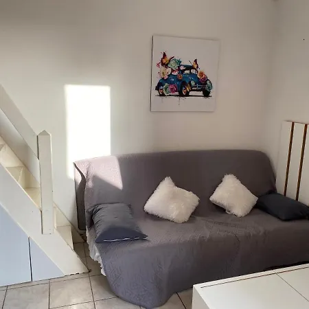 Joli Mezzanine Avec Parking La Roquille *