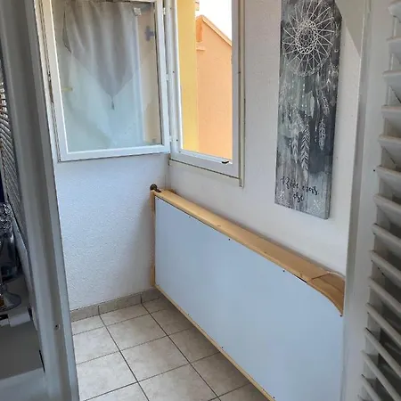 Joli Mezzanine Avec Parking La Roquille *